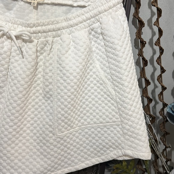 Beach White Shorts - Picture 5 of 6